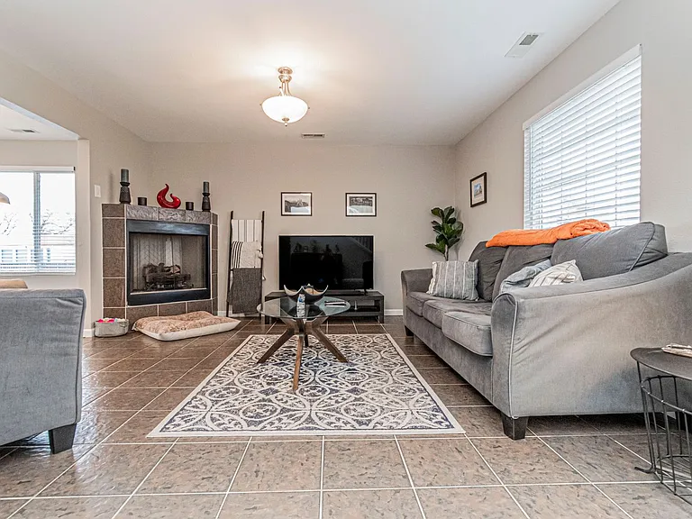 601 Seitz Ct — Photo 4