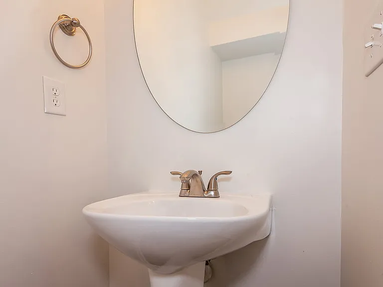 5104 Abercromby St — Photo 9