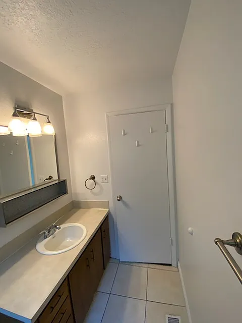1030 N 250 W — Photo 4
