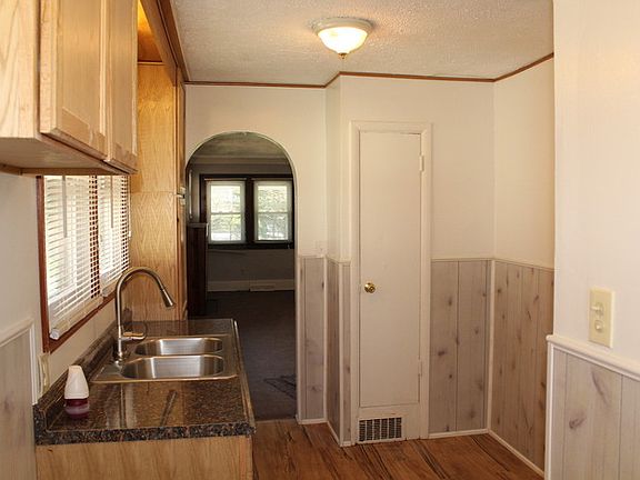 5th image of 831 Russell Ave