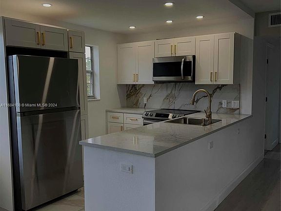 4th image of 171 Ellesmere #C