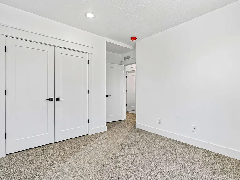 449 E Greenwood Ave — Photo 36