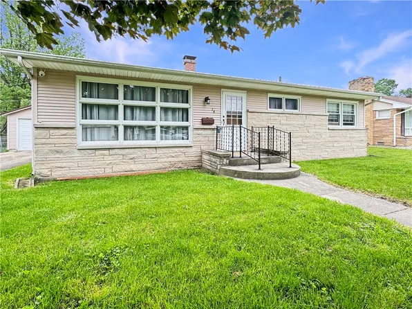 14 Country Gdns, Mattoon, IL 61938