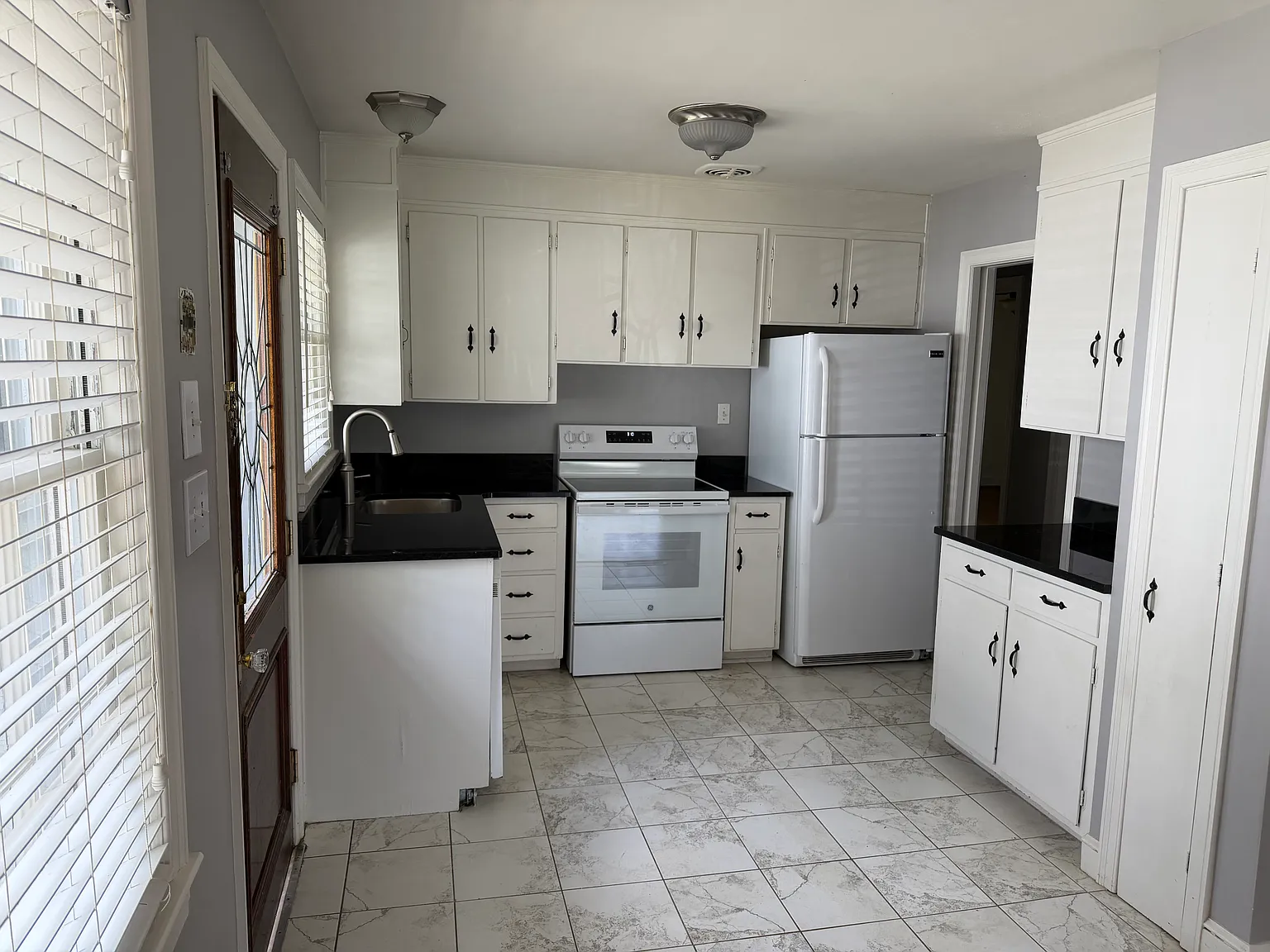 3 bed, 1.5 bath, 1284 sqft, $2,100 — Photo 4