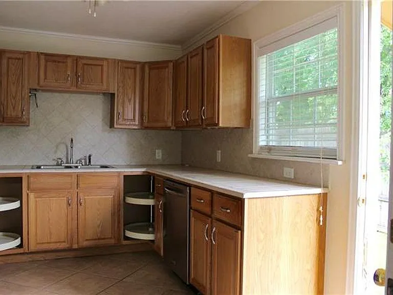 1382 Sayles Blvd — Photo 4