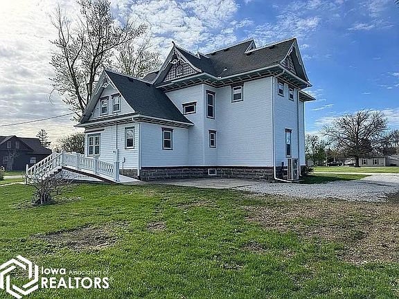 3rd image of 1002 Maple St