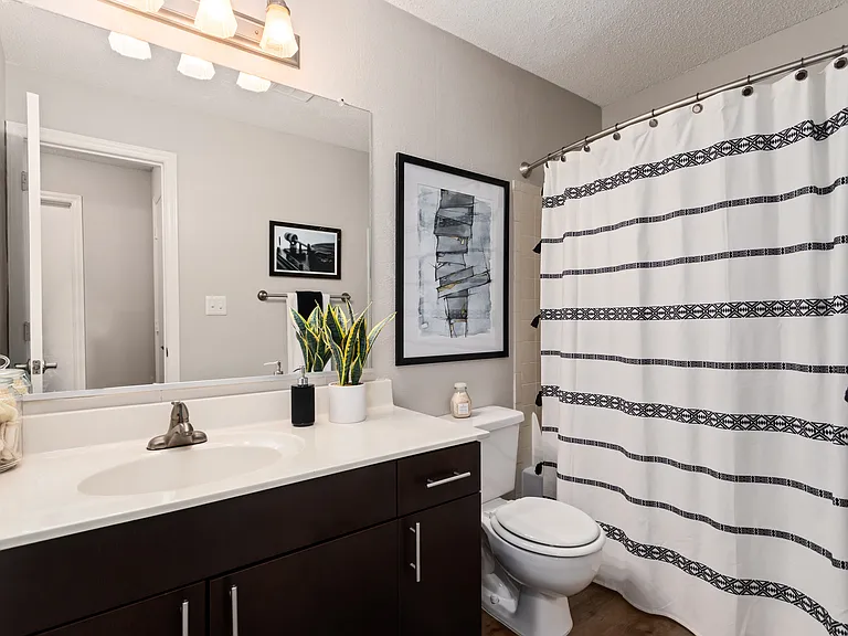 University Ridge Apartments — Photo 15