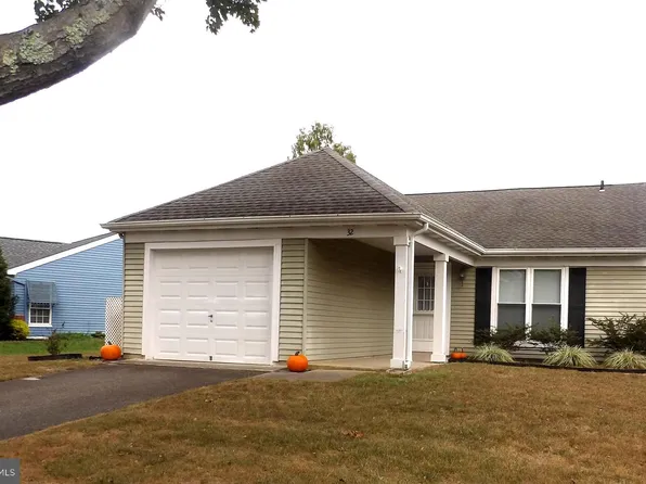 32 Stratford Rd, Southampton, NJ 08088