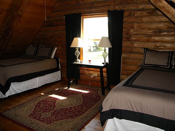 2 Queen beds in the Loft