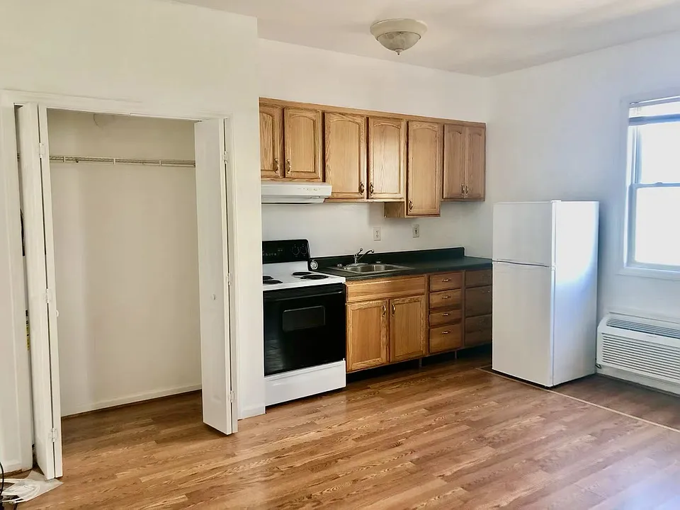 115 N Merritt Mill Rd #302