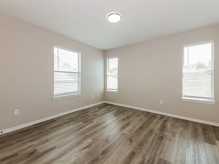 1820 Plymouth Dr — Photo 11