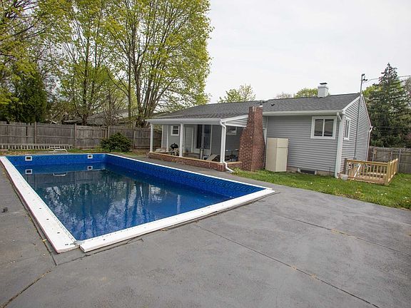 4th image of 195 Elm Dr