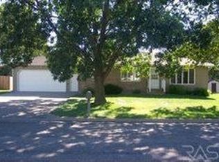 509 S Elizabeth Ave, Hills, MN 56138
