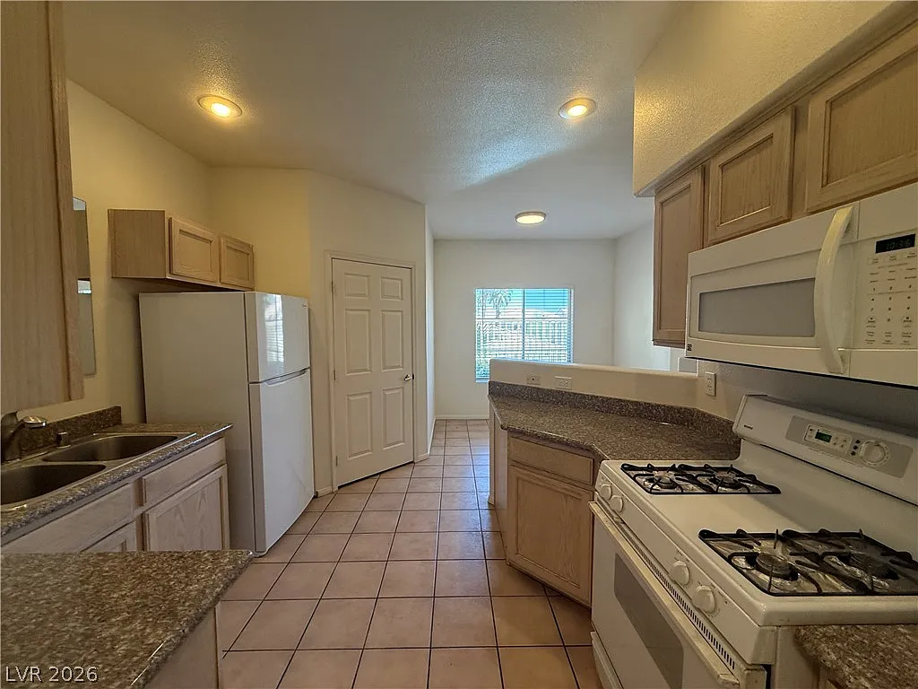 2 bed, 2.0 bath, 1100 sqft, $1,595 — Photo 1