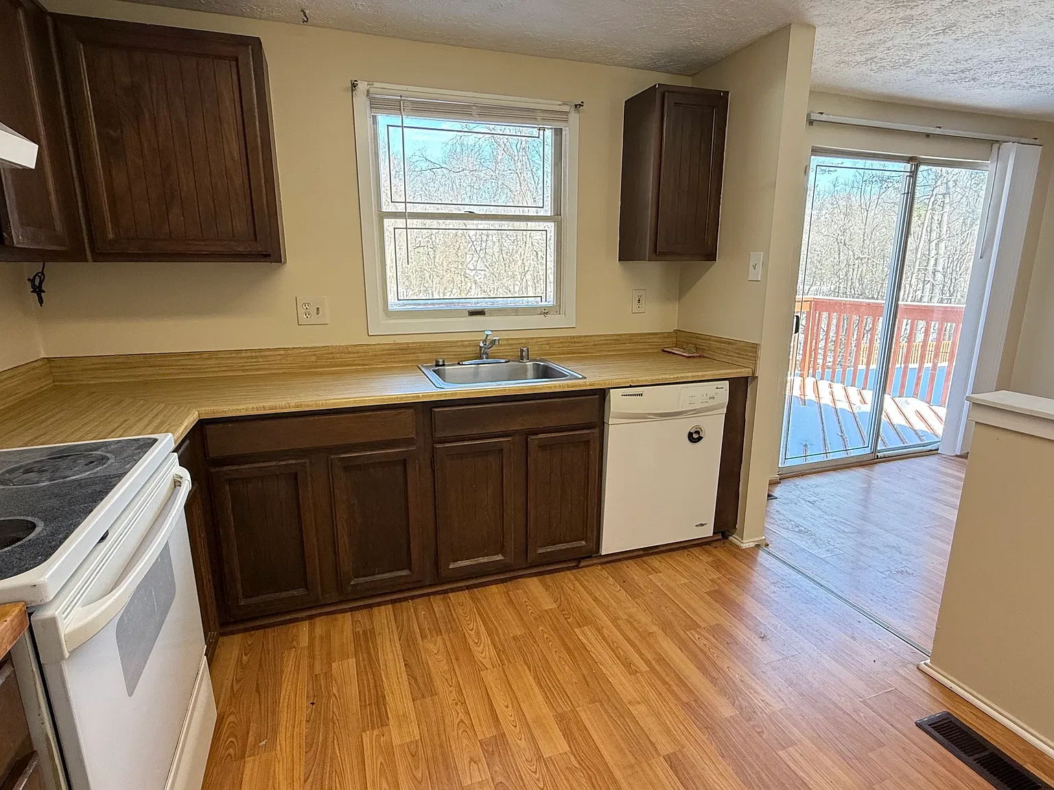 3 bed, 2.5 bath, 1200 sqft, $2,300 — Photo 3