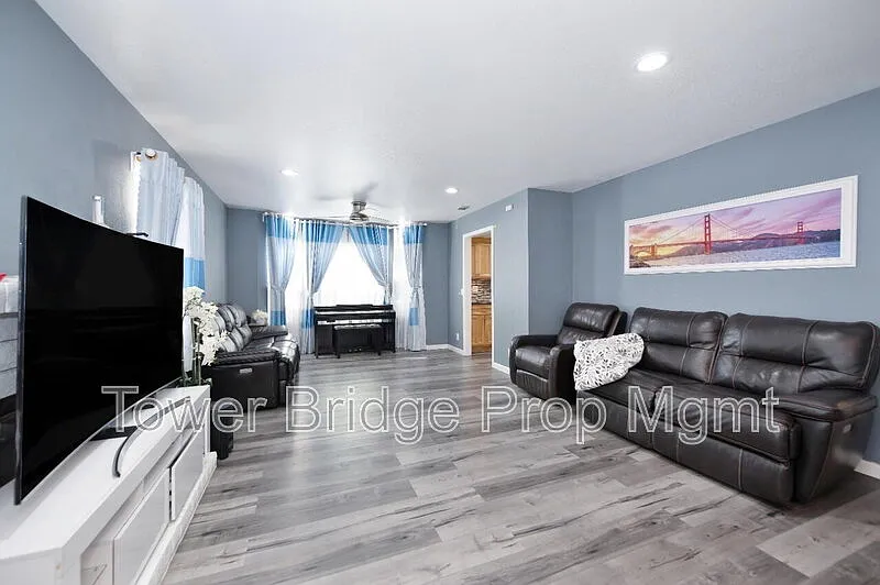 4 bed, 2.5 bath, 1734 sqft, $2,670 — Photo 2