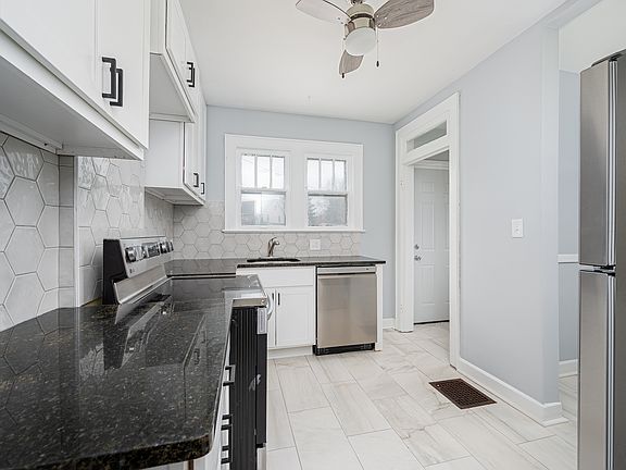 4th image of 2263 Leonard Ave #1
