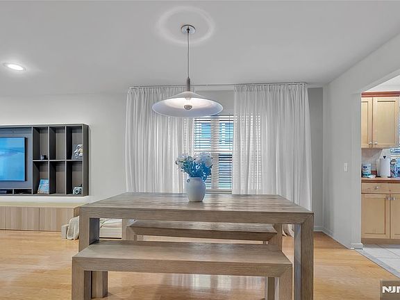 3rd image of 547 Gorge Rd APT 2E