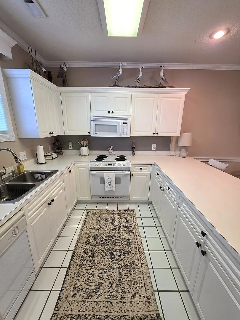 Feel Right at Home in This Charming 2-Bedroom, 2-Bathroom Home in The Gardens at Cypress Bay! — Photo 4
