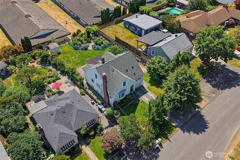 3rd image of 324 Stevens Avenue SW