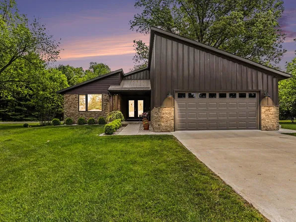 35883 Riverview Dr, Paw Paw, MI 49079