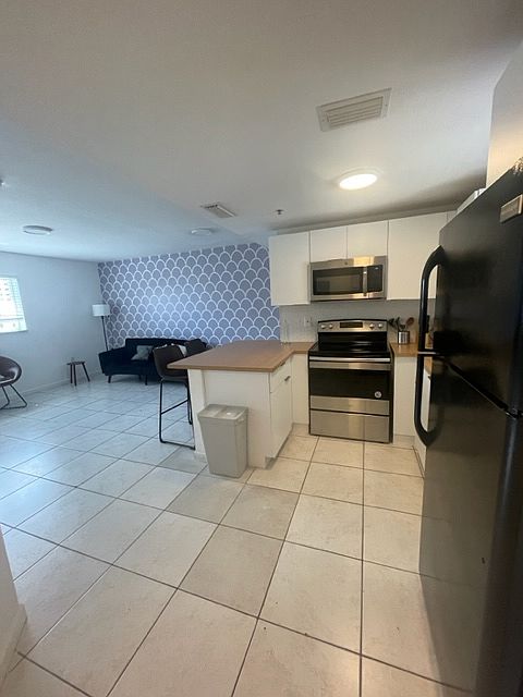 1st image of 328 NW 12th Ave APT 10
