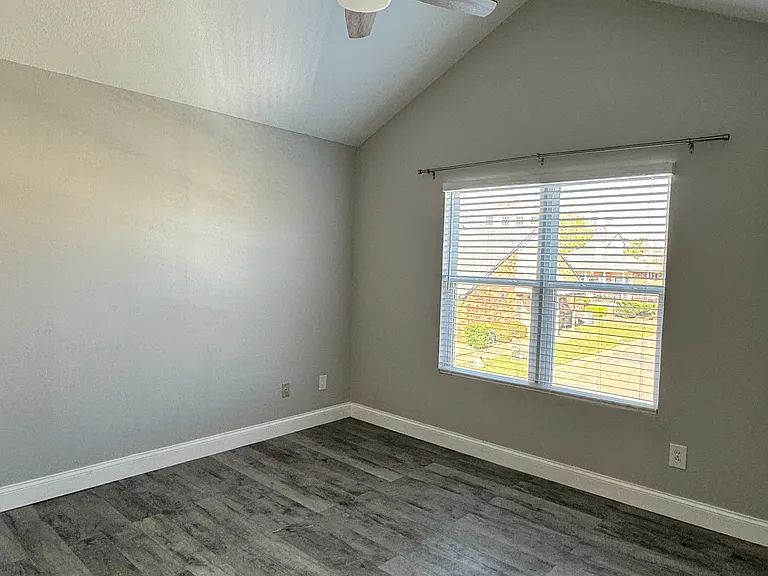 833 W Harwood Rd #F — Photo 29