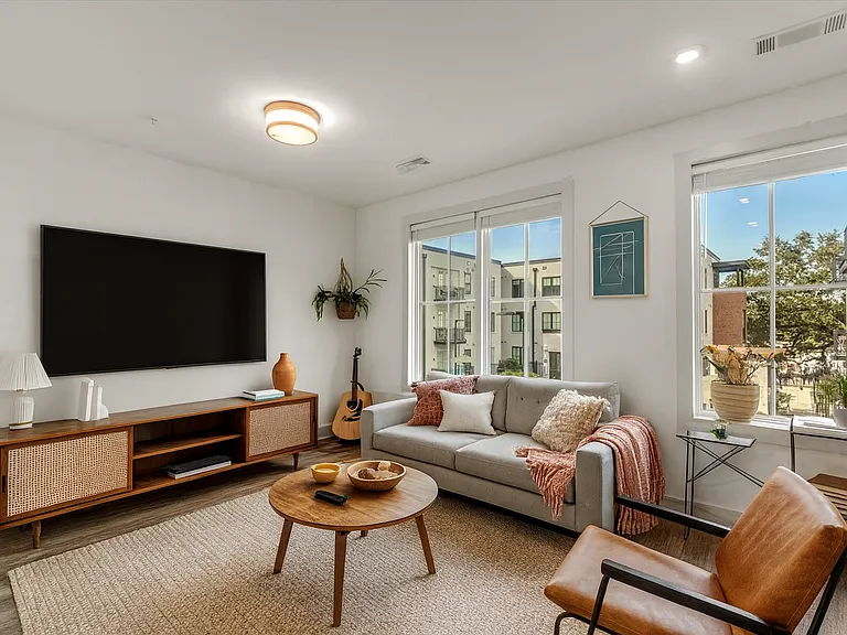 The Lowe — Photo 36