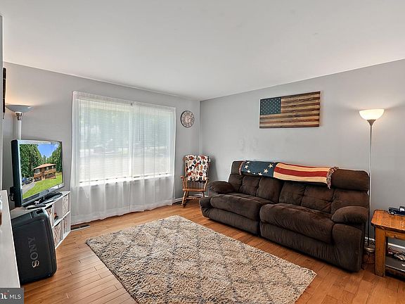 5th image of 17061 Glenmore Ct