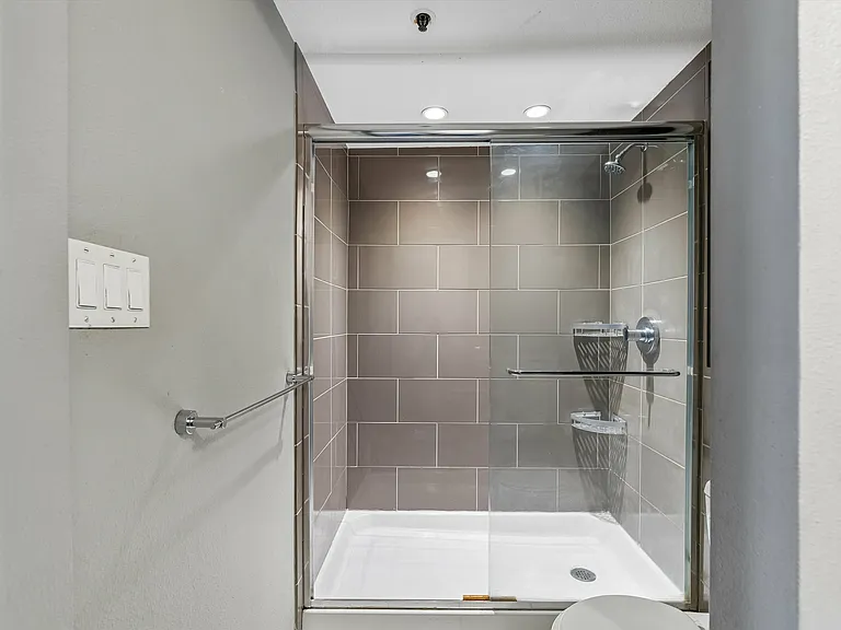 511 E Roy St #213 — Photo 10