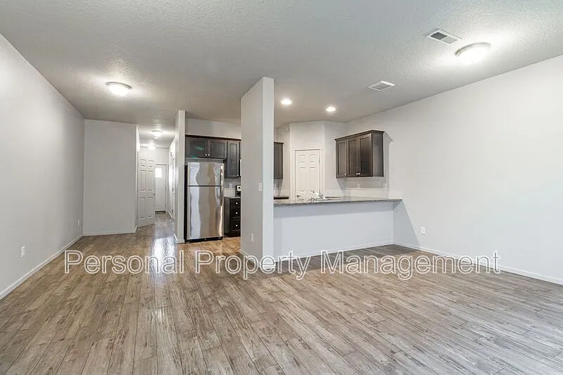 3 bed, 2.5 bath, 1576 sqft, $1,995 — Photo 4