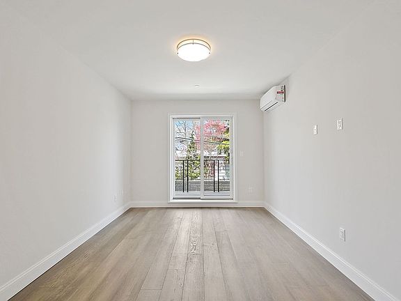 4th image of 122 Bay 26 St #2B