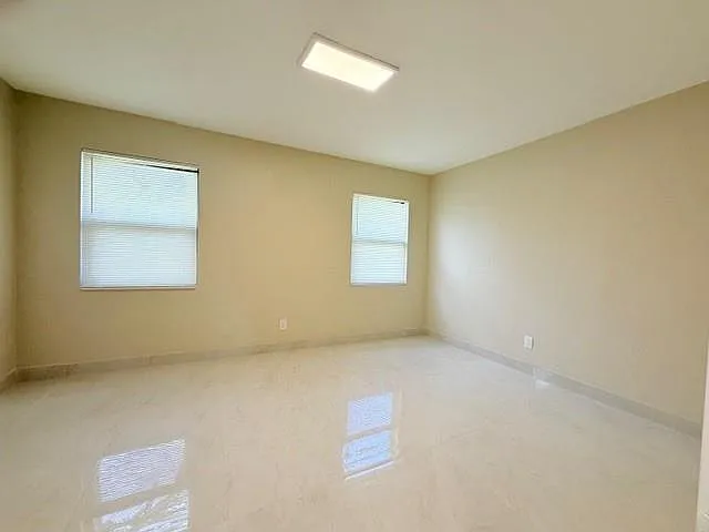 53 NE 16th Pl — Photo 9