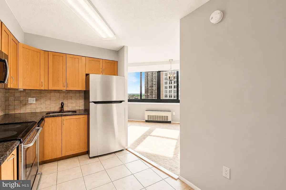 Building Photo - 1420 Locust St #15B
