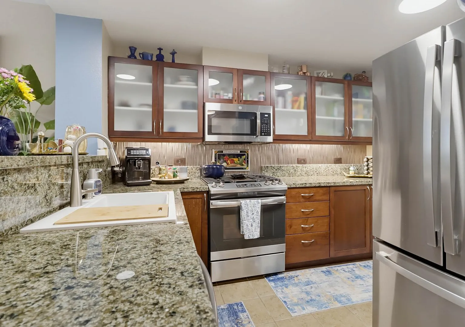 Upgraded Gaslamp 1B/1B Condo with Secured Parking, Private Balcony & Storage — Photo 3