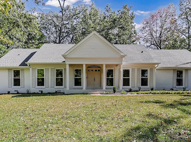 111 Lois Ln