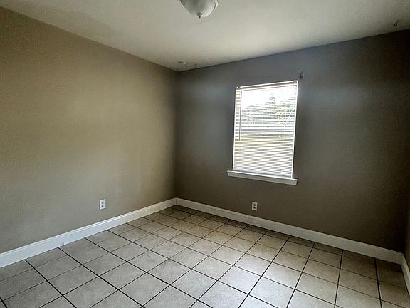 5th image of 512 NW Westvale Cir APT A