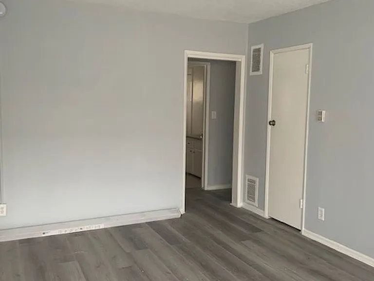 327 S Alexandria Ave — Photo 7