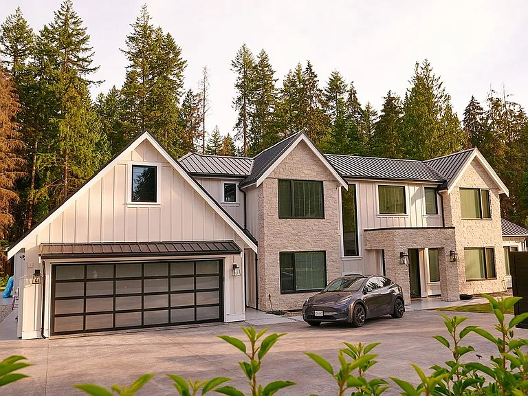 372 Moyne Dr — Photo 1