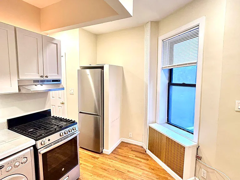 608 E 9th St #9 — Photo 3