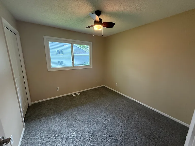 555 Lake Cove Ct — Photo 6