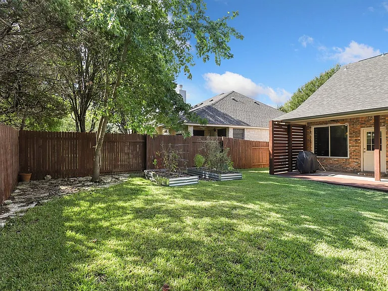 18121 Whitewater Cv — Photo 38