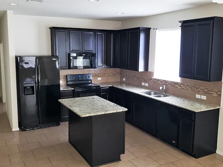 3400 Claymore 4 kitchen (1)_10052022