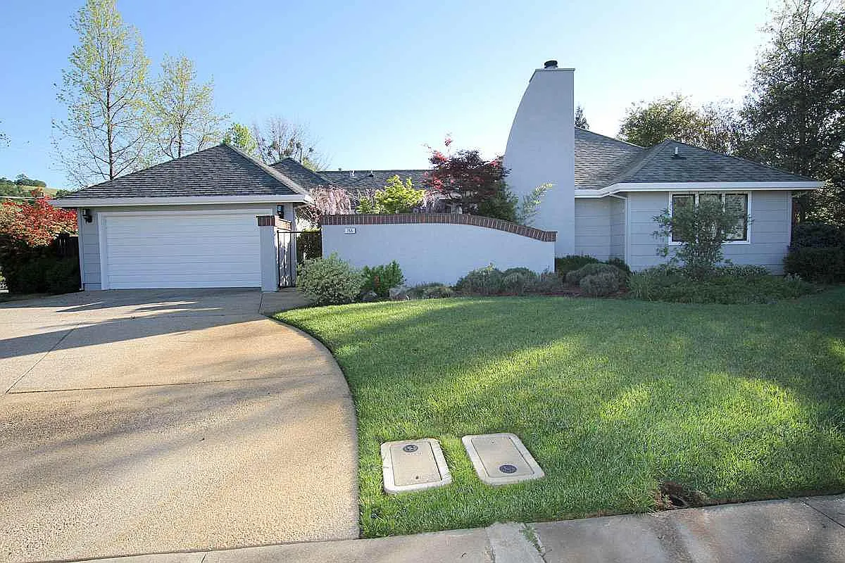 255 Manor Ct photo 1