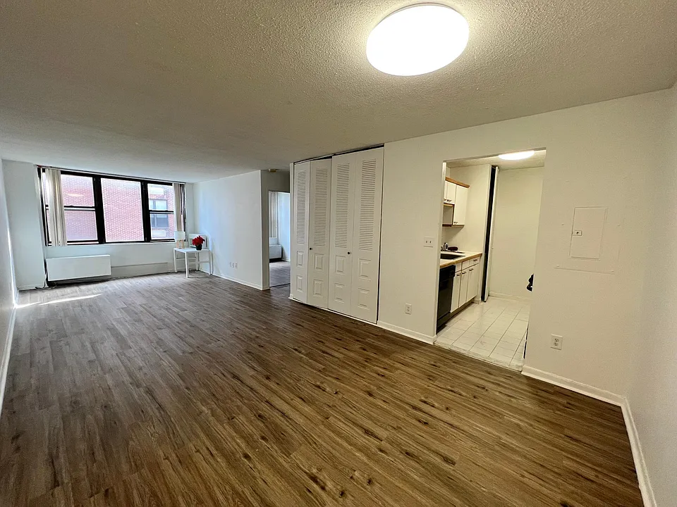 9019 Wall St