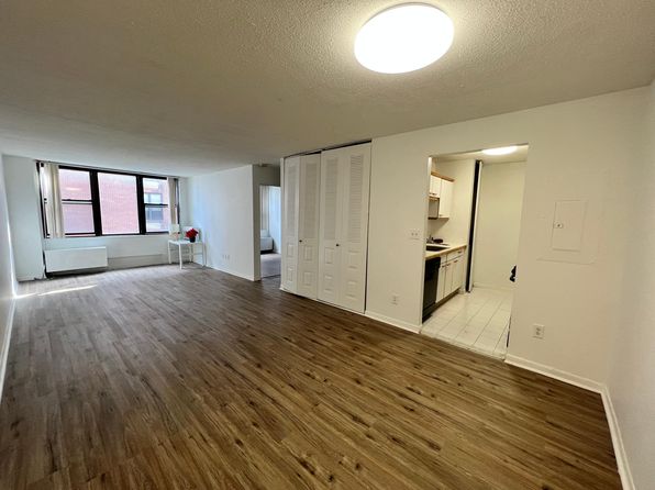 9019 Wall St