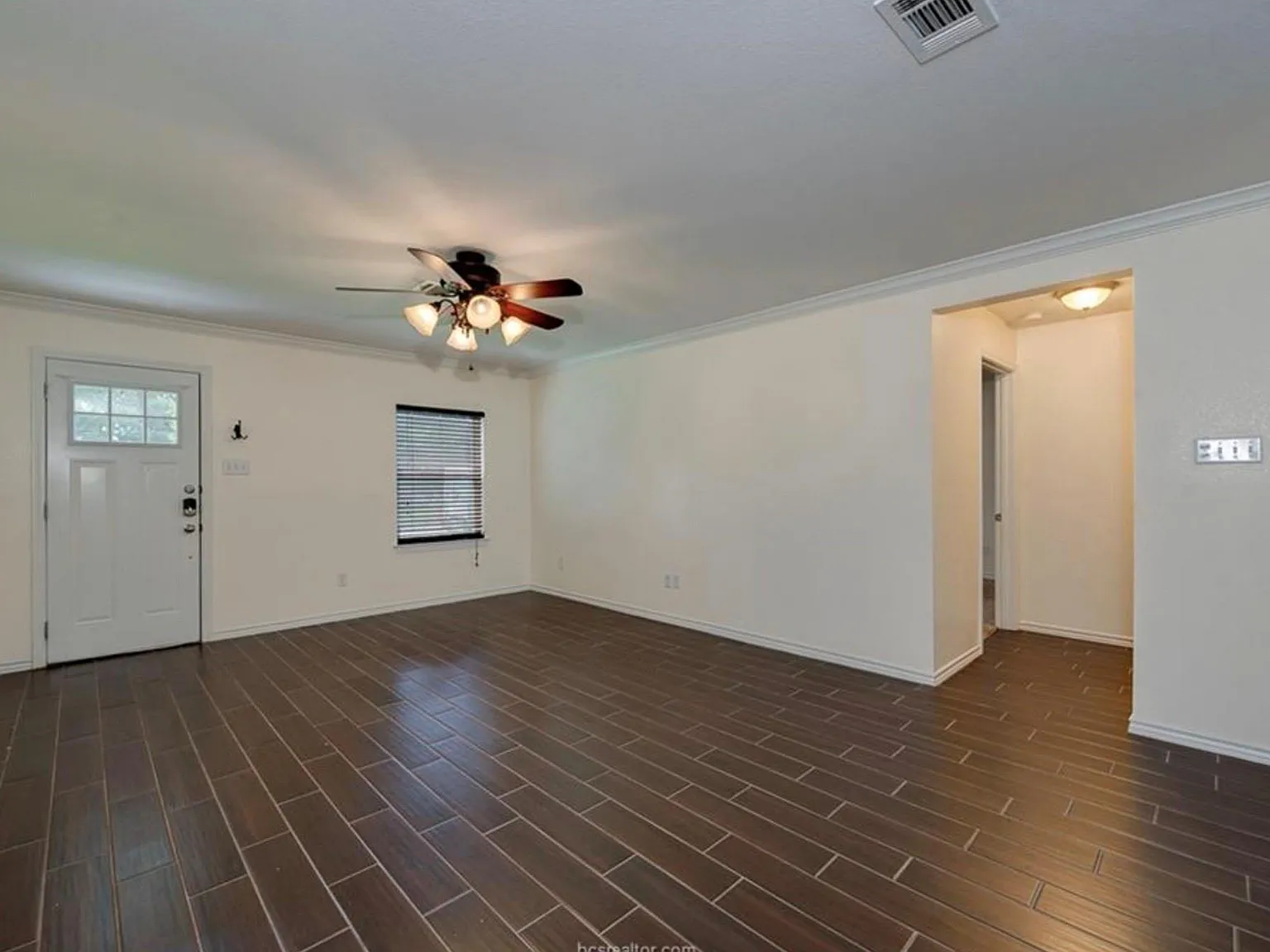 3 bed, 1.0 bath, 1274 sqft, $1,600 — Photo 1