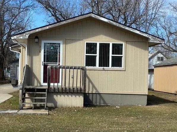 315 Burgamott Ave, Grafton, ND 58237