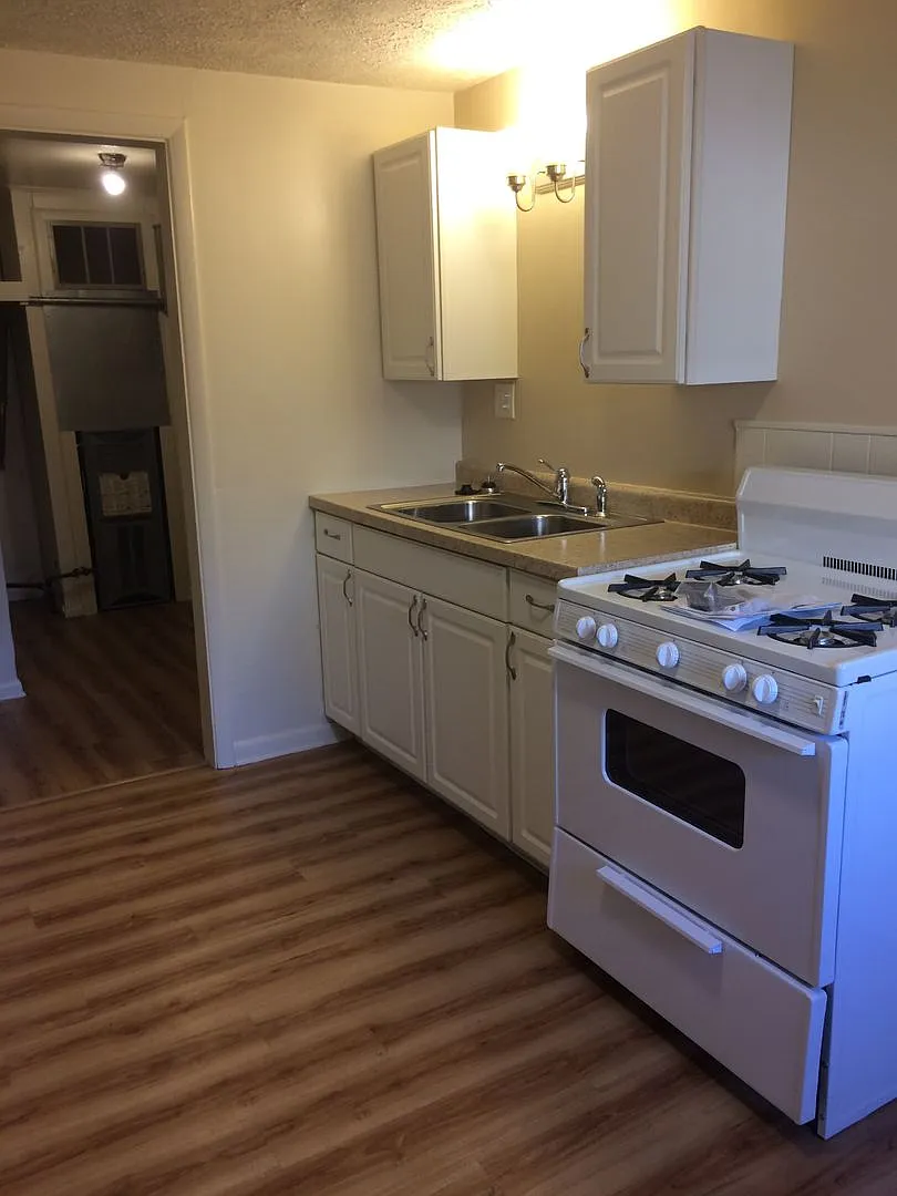 Rogers Street 1405 — Photo 1