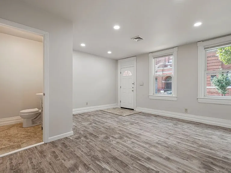 2129 Sarah St — Photo 4
